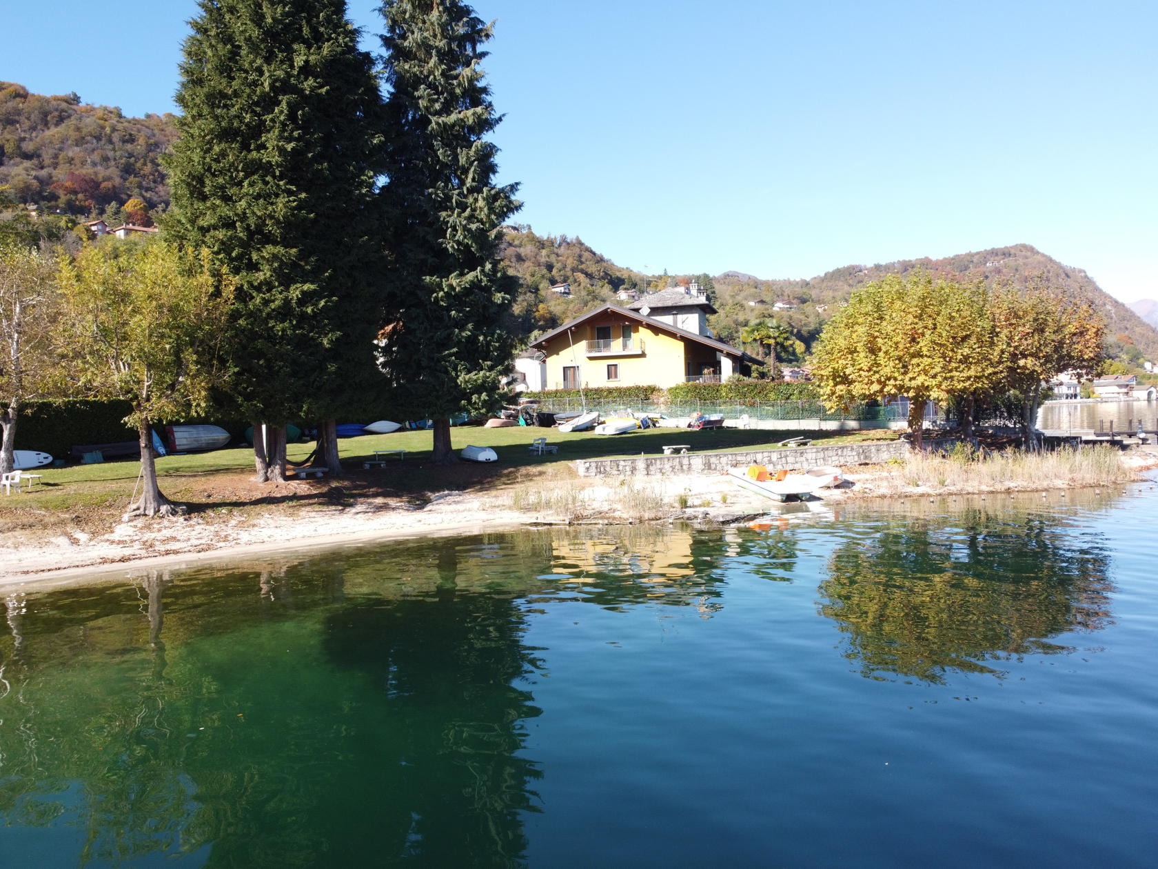 18 - Pella, Bellissimo Appartamento vista lago e spiaggia privata Pella